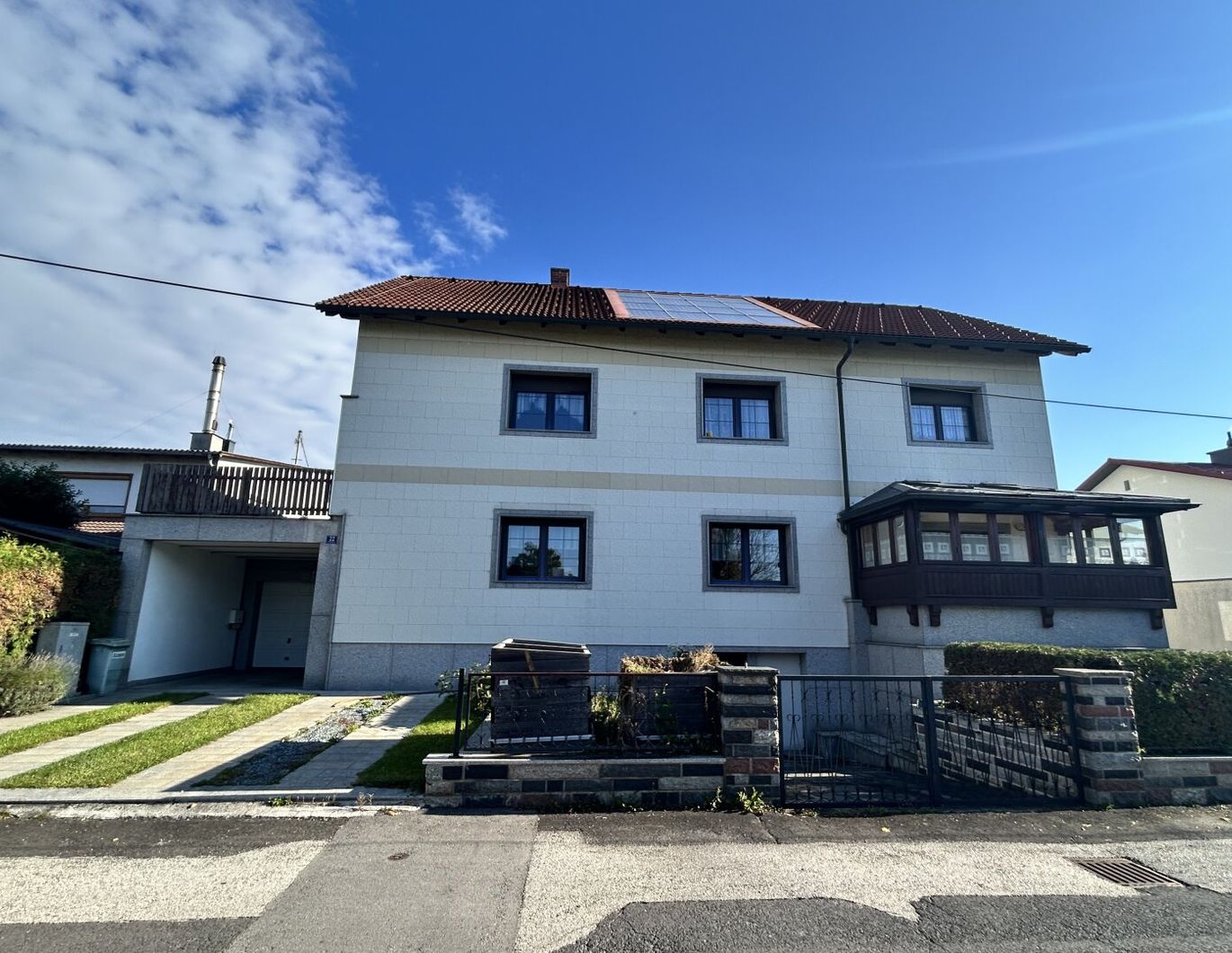 Zweifamilienhaus - Ihr neues Zuhause mit Garten, Dachterrasse, Indoorpool & Garage!