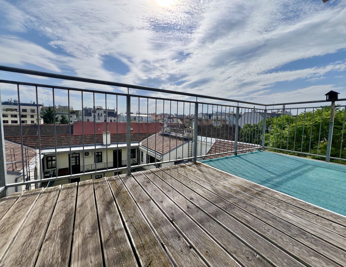 Weitblick, Ruhe & zentrale Lage - Sonnige Altbauwohnung mit Balkon
