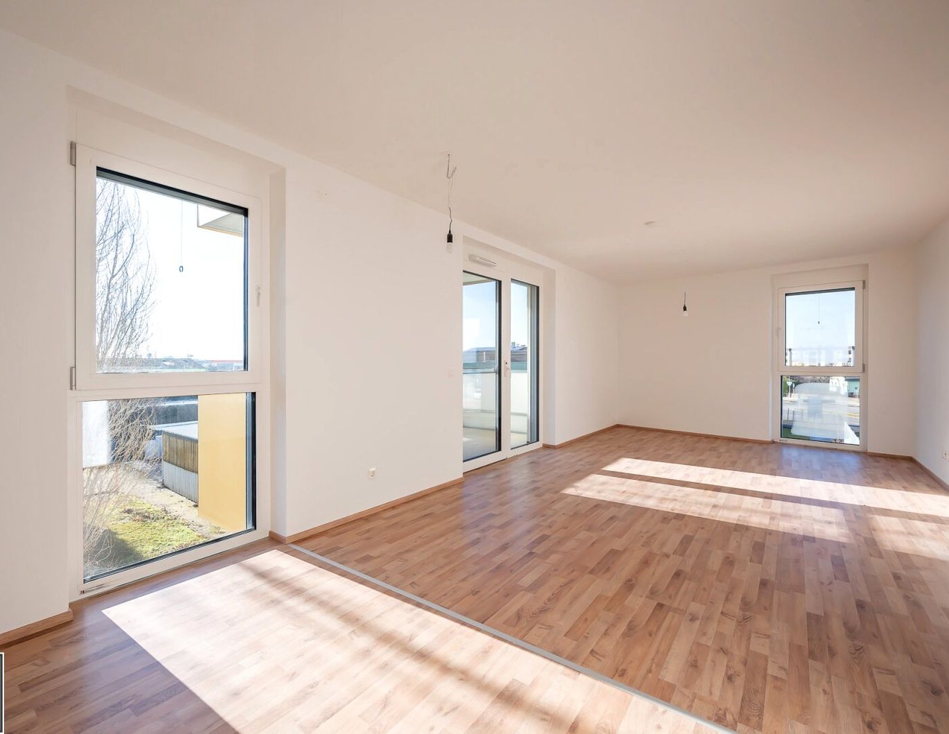 südwestlich ausgerichtete Eckwohnung mit Balkon: 3 Zimmer + 2 KFZ-Stellplätze; ERSTBEZUG in Eisenstadt!
