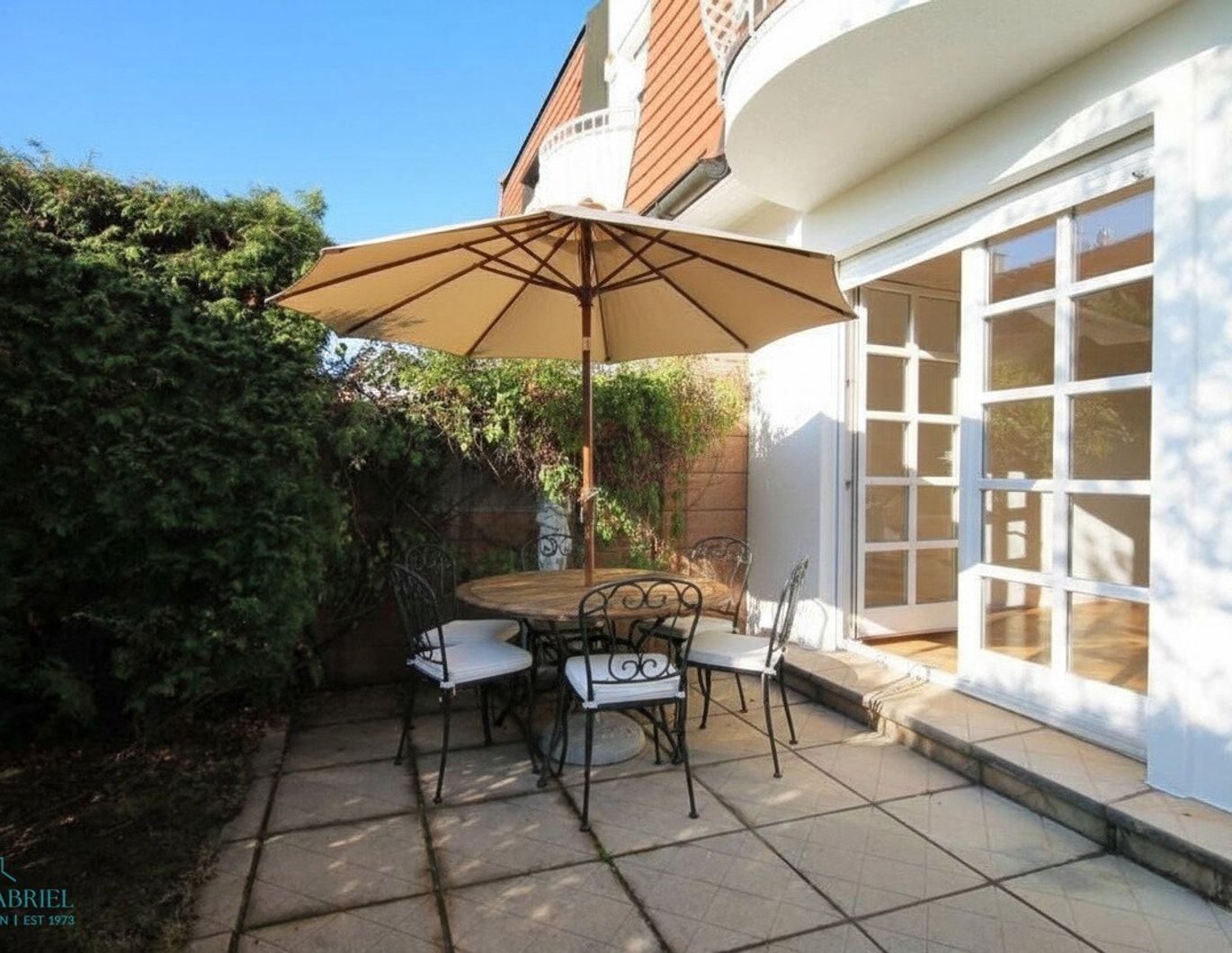 SCHÖNE DOPPELHAUSHÄLFTE MIT PFLEGELEICHTEM GARTEN, GARAGE UND TOLLEM BLICK