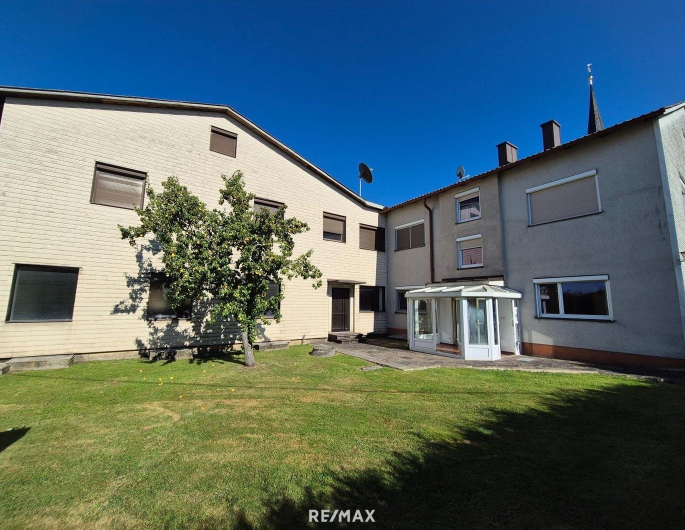 Mehrfamilienhaus mit Geschäftslokal