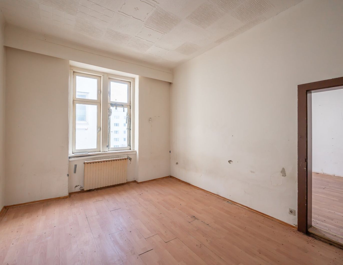 **Hannovermarkt** Renovation Opportunity: 3-Room Period Apartment with Approved Balcony and Airbnb Potentia