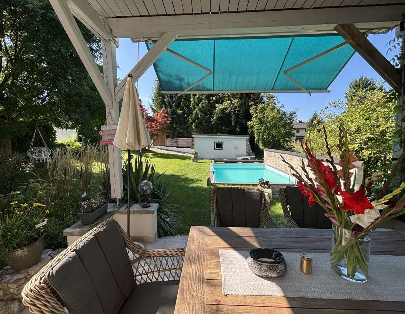 Sonnige Familienoase - mit Garten, Pool & Garage