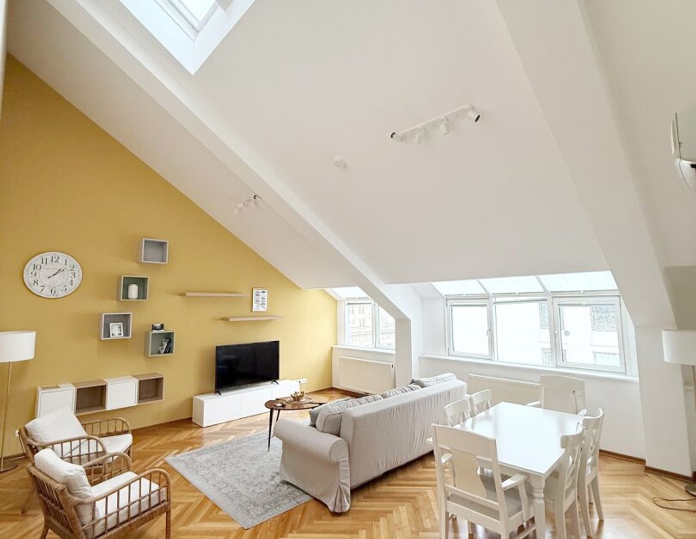 INNENSTADTLAGE - Einzigartige 3-Zimmerwohnung mit Dachterrasse bei der Wiener Oper!