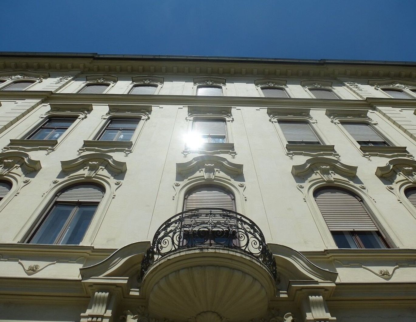 Dachgeschoss - 2 sanierte Wohneinheiten in einem wunderschönen Jugendstilhaus sowie KFZ-Tiefgaragenabstellplätze in absoluter Bestlage, direkt gegenüber der Karl-Franzens-Universität -