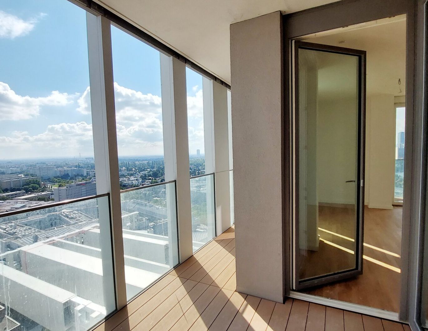 Wohnen mit Skyline-Flair - Rooftop Pool & Fitness bei der U1