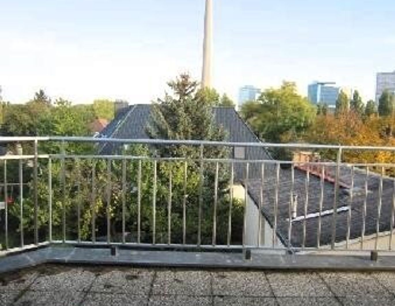 DOPPELHAUSHÄLFTE MIT GARTEN