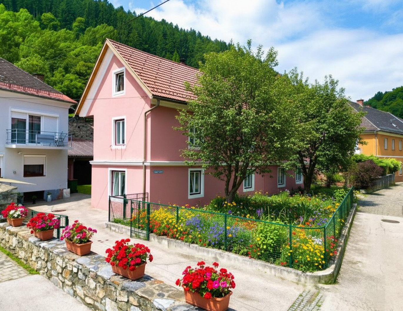 Einfamilienhaus mit Zusatzwohnung (Einliegerwohnung) + Studio - selten: 4 Garagen | 279.000 €