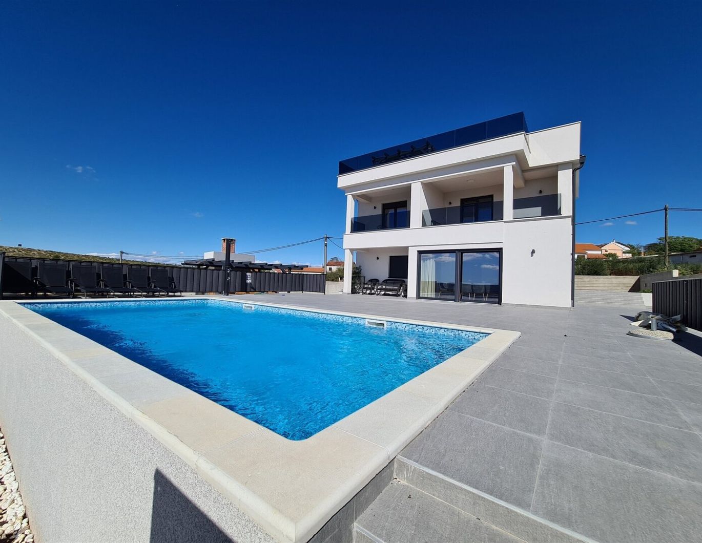 Exklusive Neubauvilla mit Pool, Jacuzzi & Panoramablick