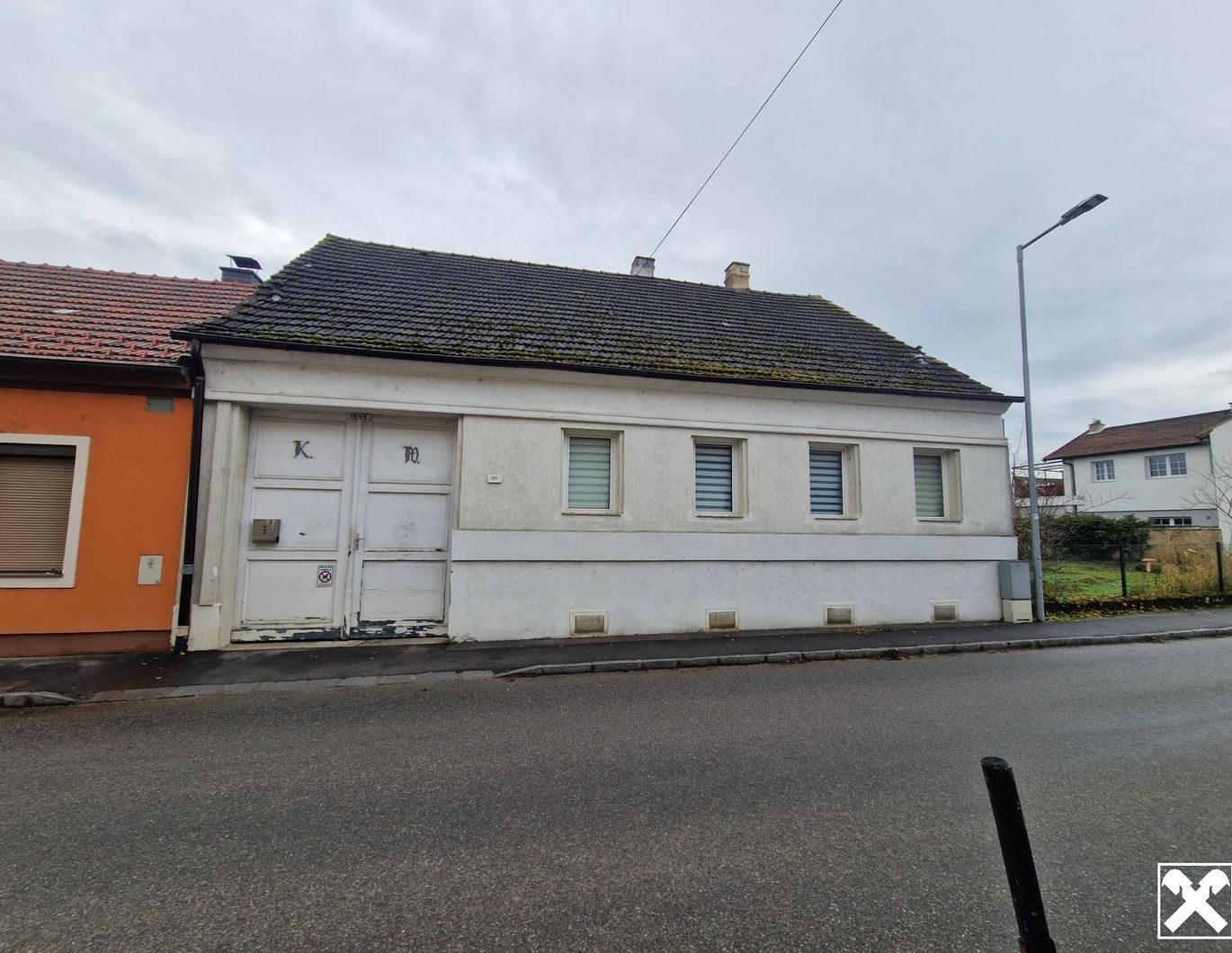 LIEBEVOLLES, SANIERUNGSBEDÜRFTIGES LANDHAUS MIT KLEINEM HOLZSCHUPPEN UND RUHIGEM INNENHOF MIT BESTER INFRASTRUKTUR UND BAHNANBINDUNG