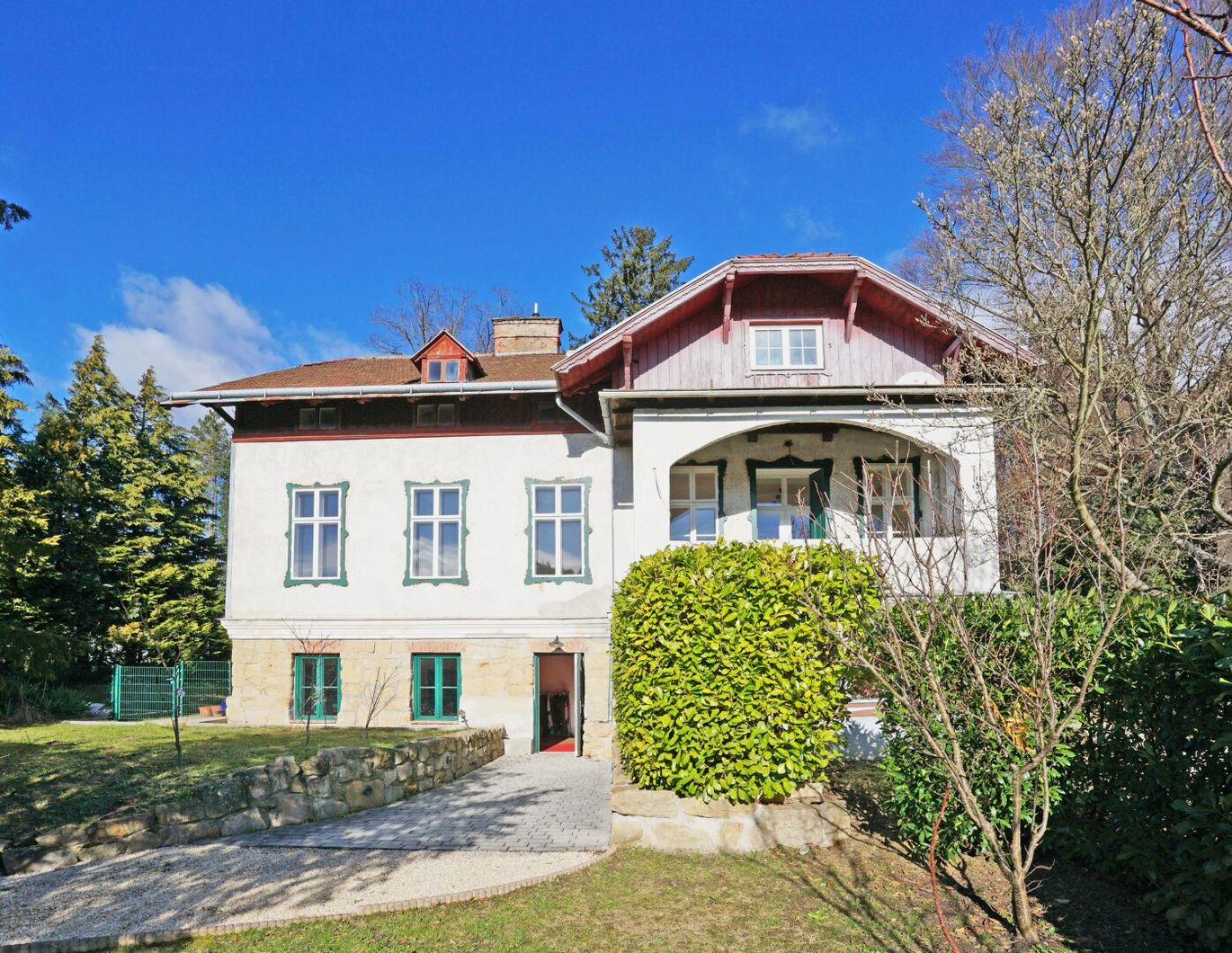 Wienerwald-Villa auf großzügigem Grundstück im Zentrum von Pressbaum