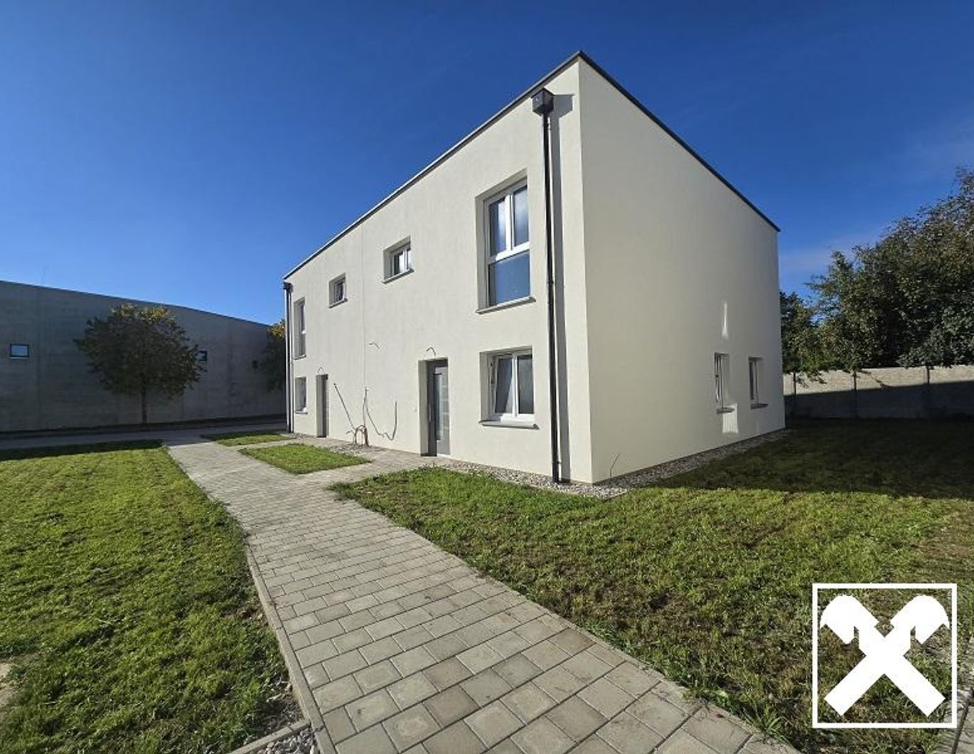 MODERN, MASSIV UND HOCHWERTIG VOM BAUMEISTER