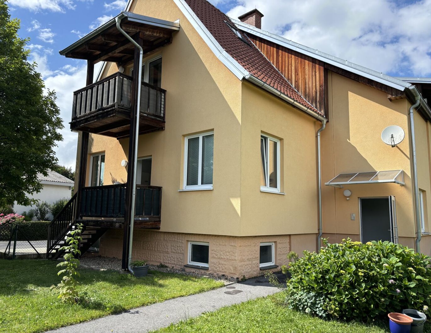Unbefristete, helle, gut eingeteilte Mietwohnung mit kleinem Balkon, in Zentrumsnähe