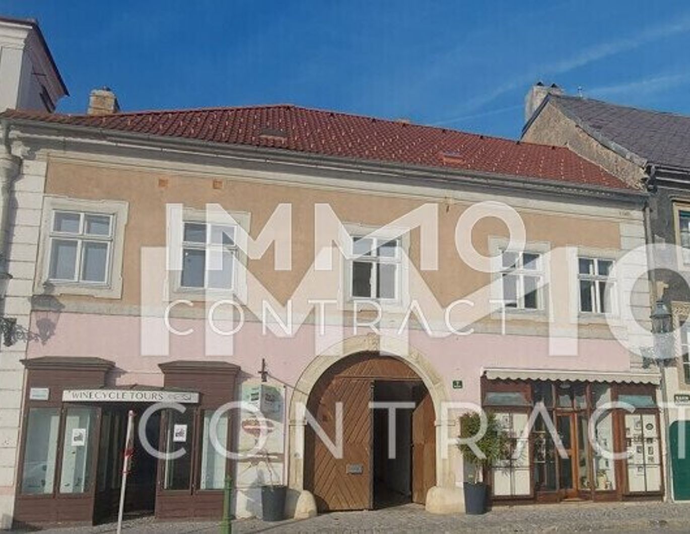 WOHN-UND GESCHÄFTSHAUS AUS DEM 16. JAHRHUNDERT IM HERZEN VON LANGENLOIS 100 m Kellerröhre, Nebengebäude, Innenhof, Geschäftslokale, usw.