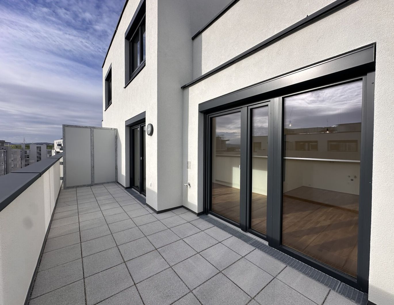 LICHTDURCHFLUTETE DACHGESCHOSSWOHNUNG MIT GROßER TERASSE