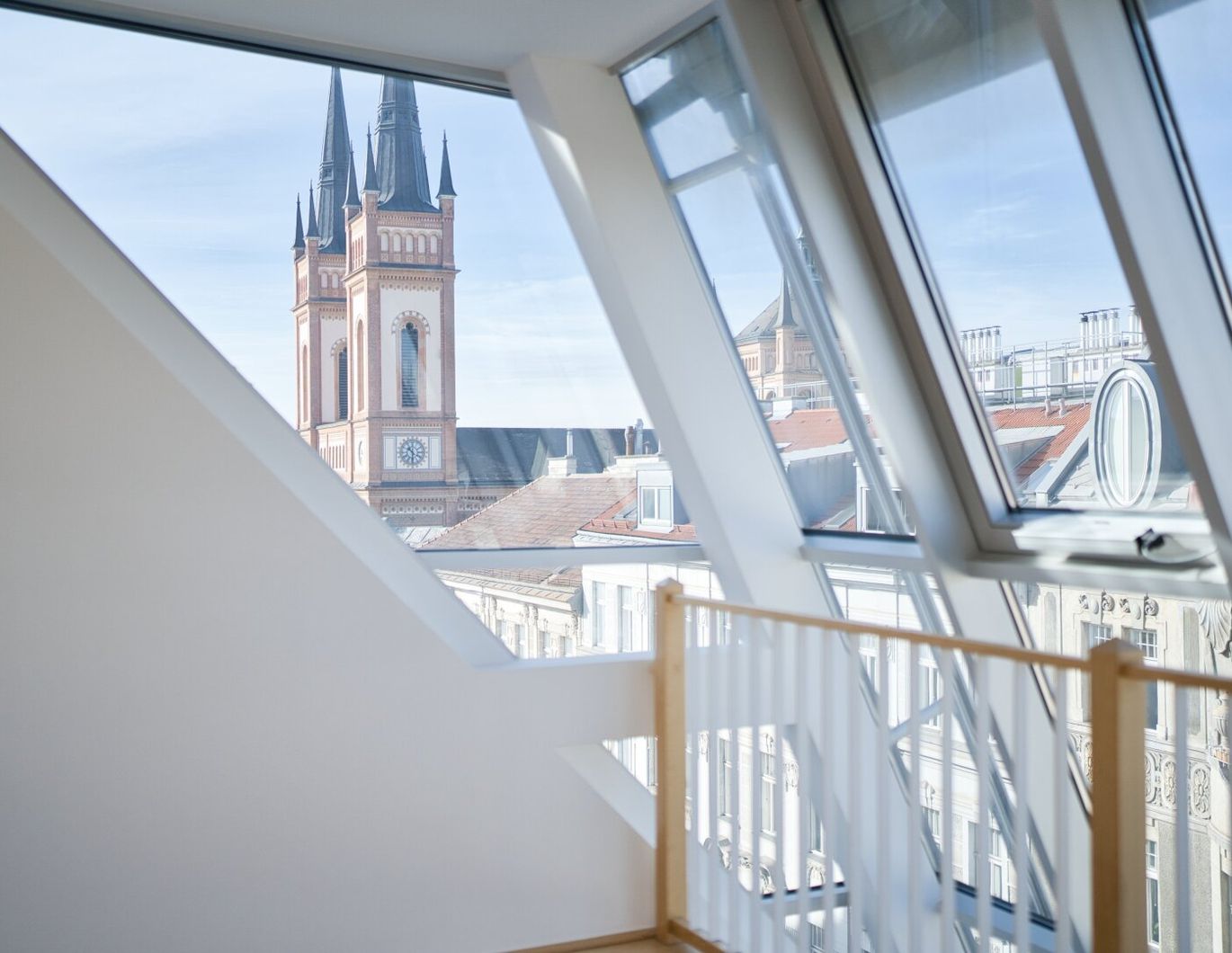 Kreativ arbeiten, ruhig wohnen: DG-Maisonette mit eigenem Studio