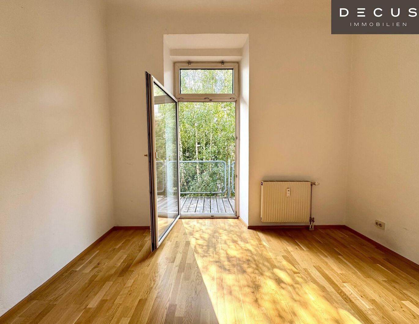 | CHARMANTE 2-ZIMMER-WOHNUNG MIT SONNIGEM BALKON | GRÜN- & SCHLOSSBERGBLICK | ca. 44,1m² | 2.OG | IDEALE LAGE