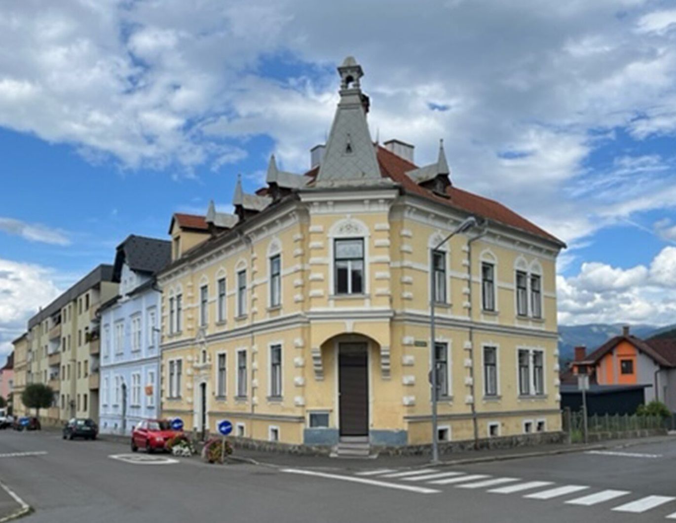 Altbau-Villa mit prunkvoller Fassade in Knittelfeld zur Sanierung mit Garten und Parkplatzmöglichkeiten