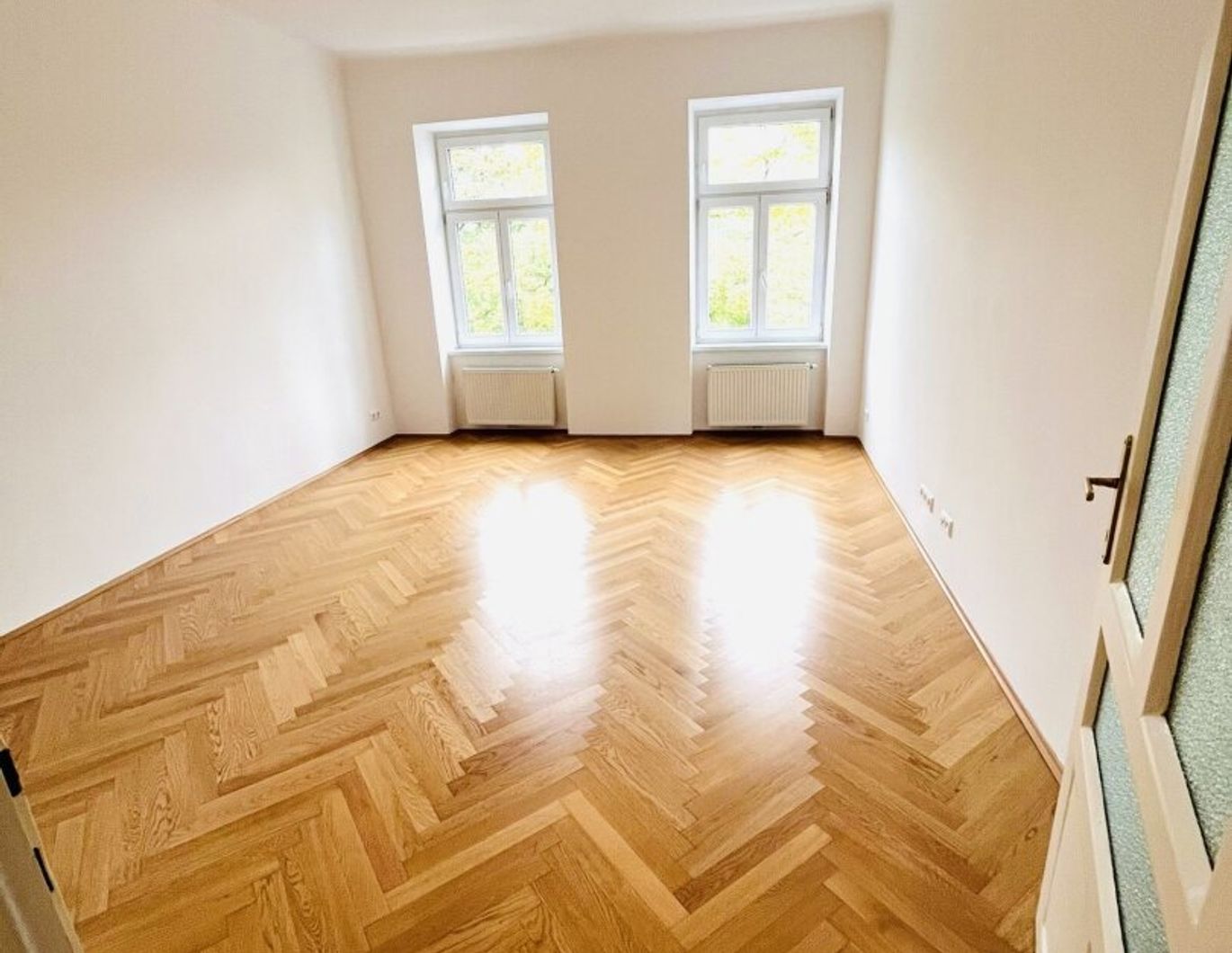 Charmante - 2 Zimmer Altbau-Wohnung, vis-a-vis Park, im 17. Bezirk!