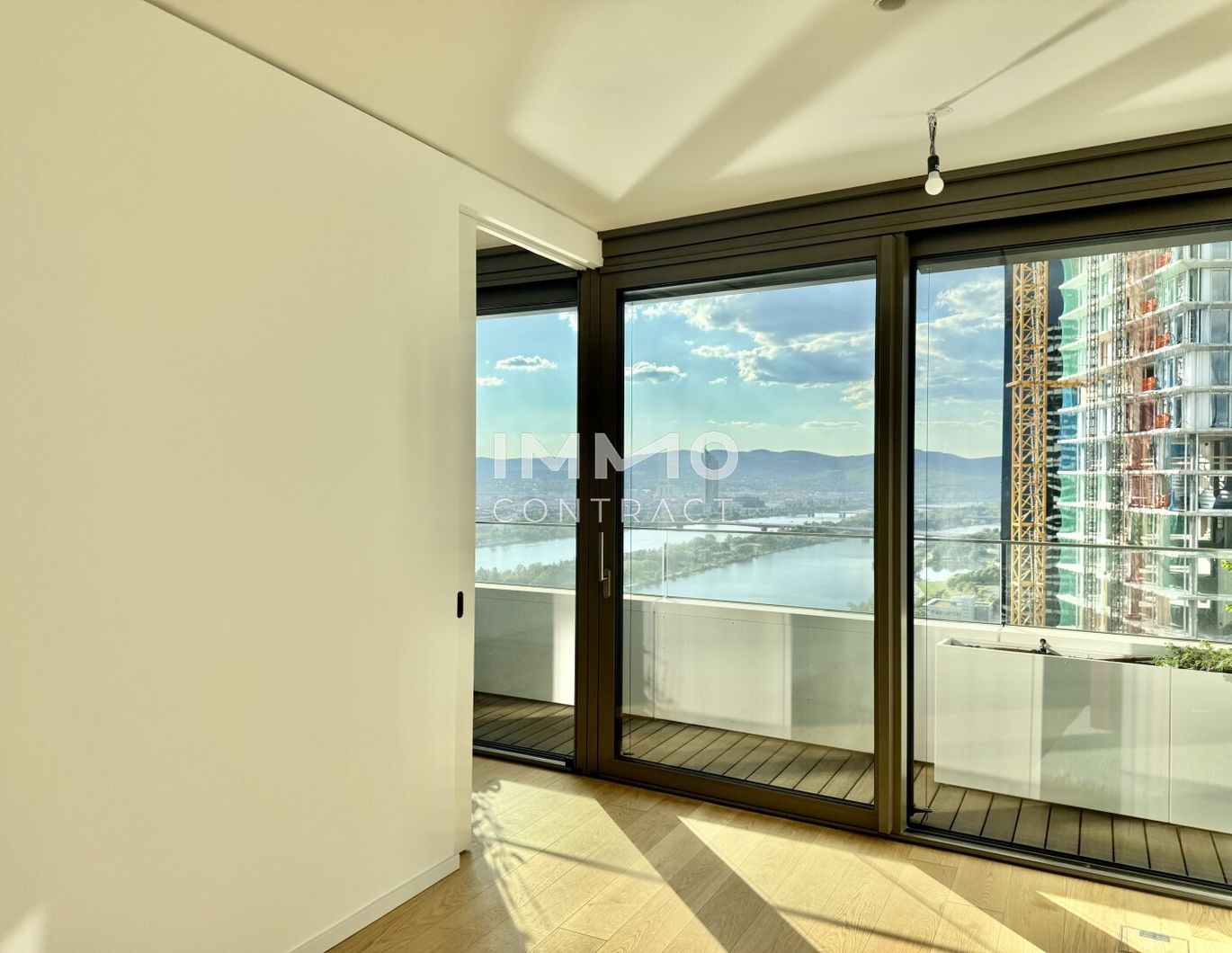 DANUBEFLATS - 30. Etage: Exklusive XXL-2-Zimmer Wohnung. Elevate your Lifestyle