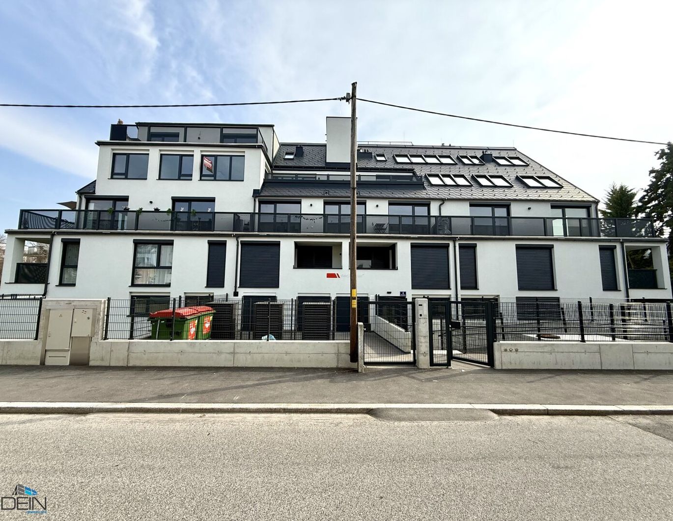 ERSTBEZUG! TRAUMHAFTE 4 ZIMMER DG-WOHNUNG MIT EINER TERRASSE IN RUHIGER LAGE!