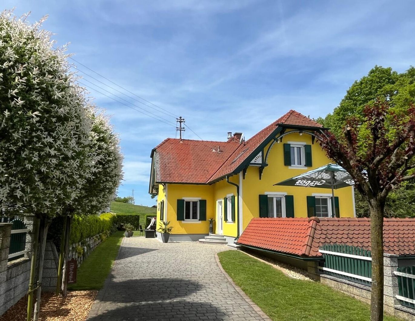 Äußerst gepflegtes Wohnhaus in erhöhter ländlicher Lage mit angebauter Doppelgarage
