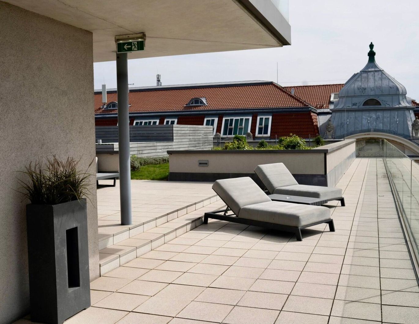 Möblierte DG-Wohnung mit 186 m² Dachterrasse & Schönbrunn-Blick