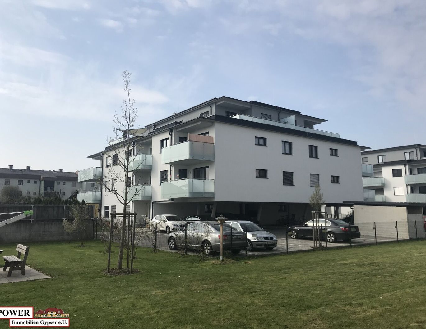 Die perfekte Familienwohnung mit 2 großzügigen Balkonen & Carport!