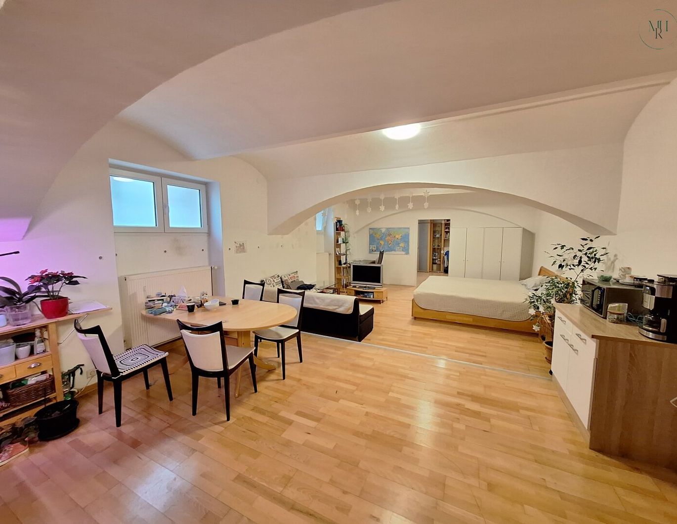 Helle Souterrainfläche mit vorgelagertem Garten