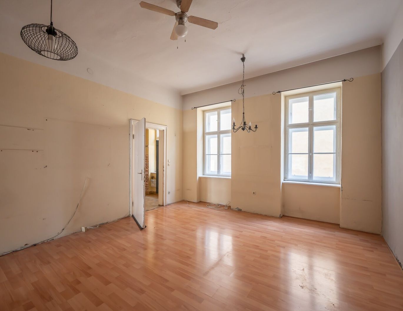++NEU++ Renovierungsbedürftige 3-Zimmer Altbau-Wohnung mit Balkonoption in toller Lage!