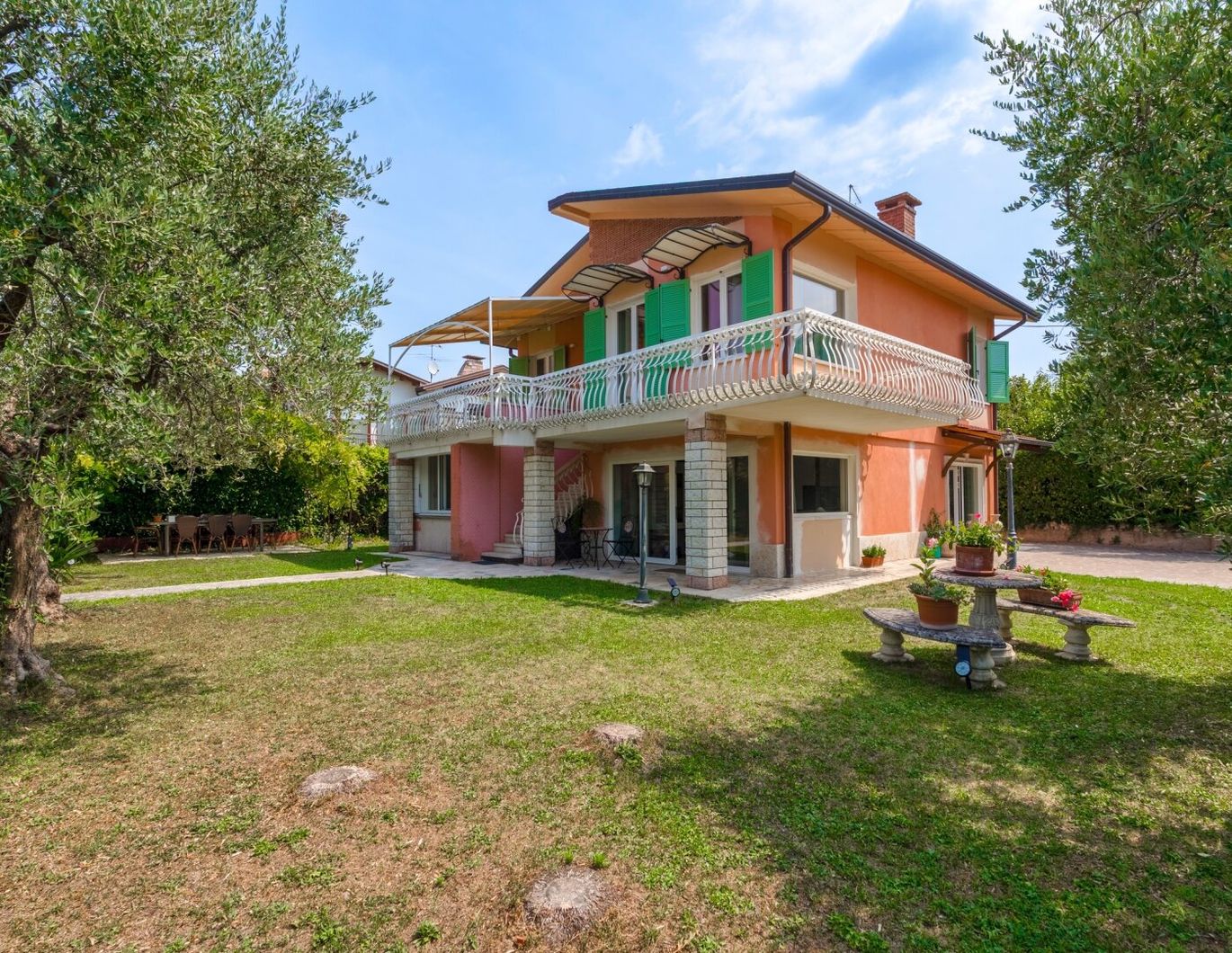 LAZISE: FREISTEHENDE VILLA MIT ZWEI WOHNUNGEN, 800 METER VOM ZENTRUM UND ENTFERNT