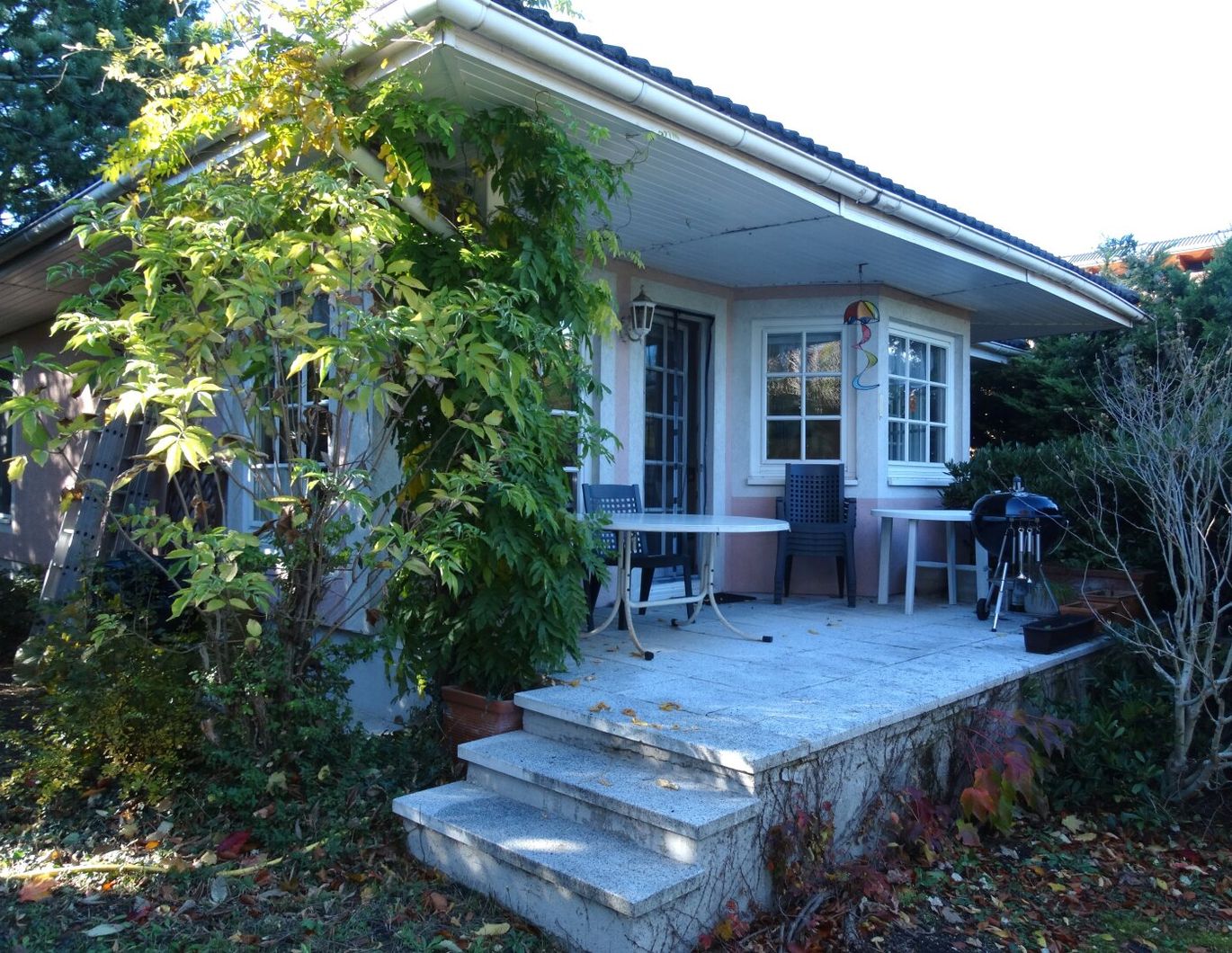 BUNGALOW INMITTEN DER VEGETATION IN RUHELAGE