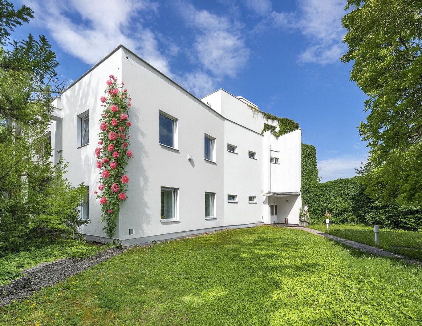 WOHNEN - STADTHAUS mit GARTENANLAGE beim STADTPARK! Nordisches Design | Vielfältige Gestaltungsmöglichkeiten | 3 Garagen | Dachterrasse mit Panoramablick