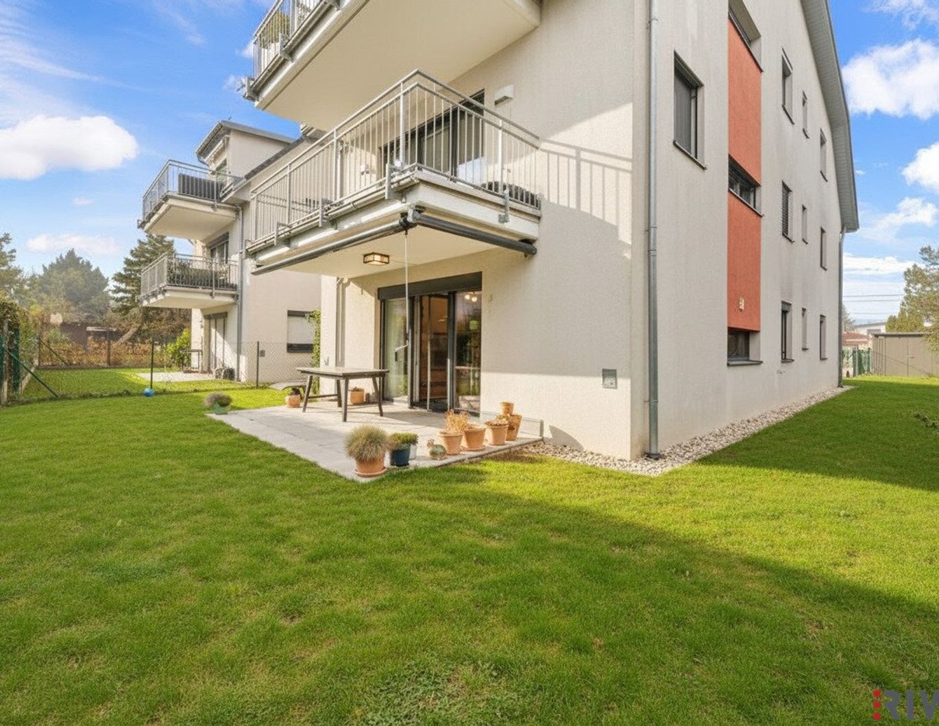 Effiziente aber Großzügige Gartenwohnung mit ca. 200 m² Garten, Luxus Küche mit Gaggenau Geräte und in ruhige Lage aber nähe U-Bahn