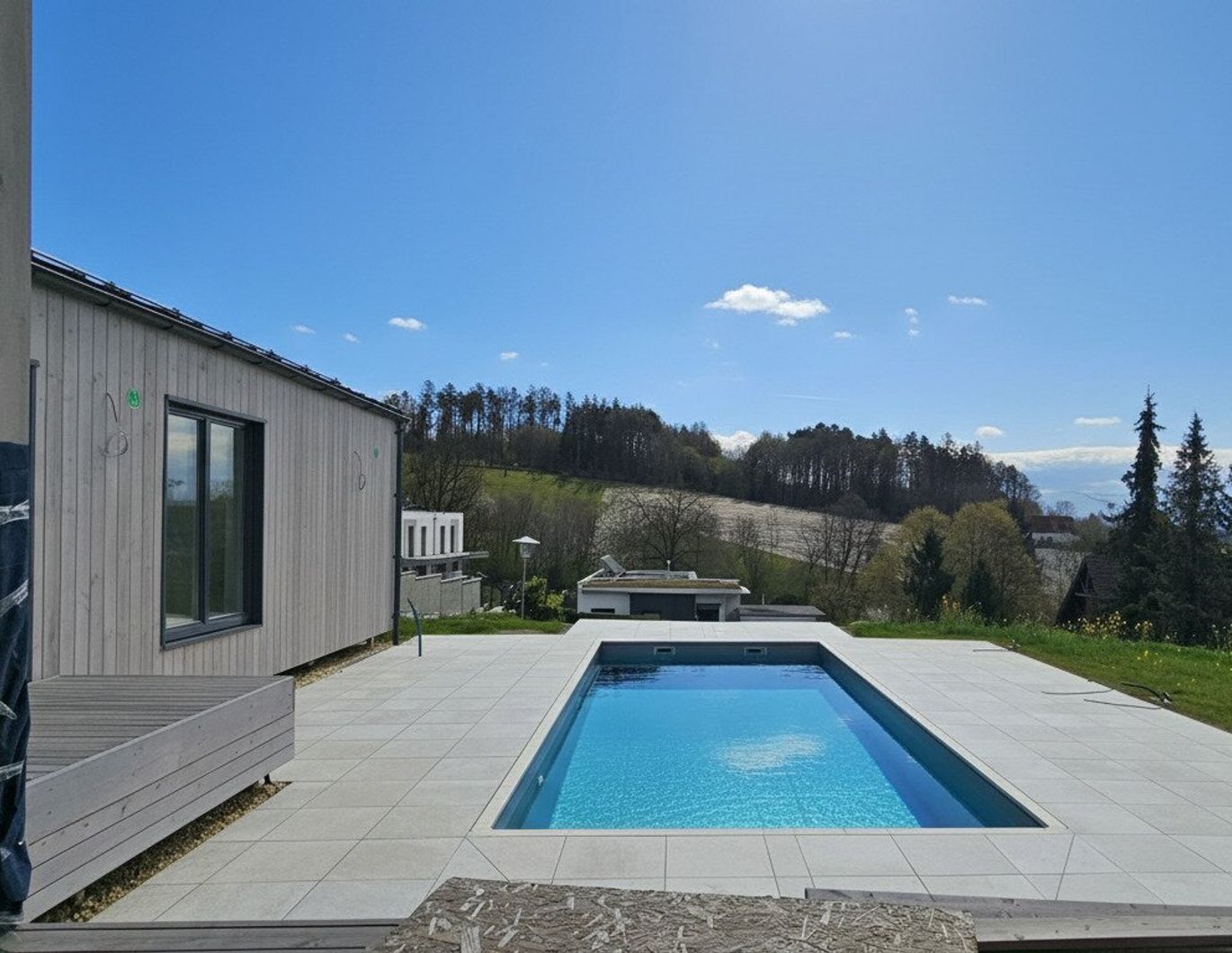 ERSTBEZUG: exklusiv, mondän, zentrale Ruhelage, Pool, Garten, Carports