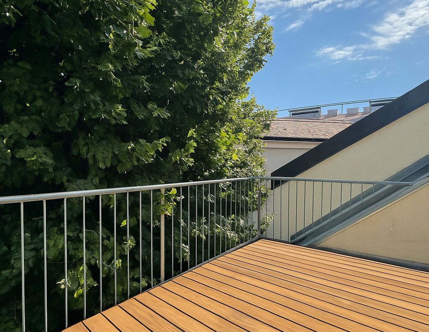 Top sanierte Dachgeschoßwohnung mit Terrasse und Grünblick - Nahe Kutschkermarkt