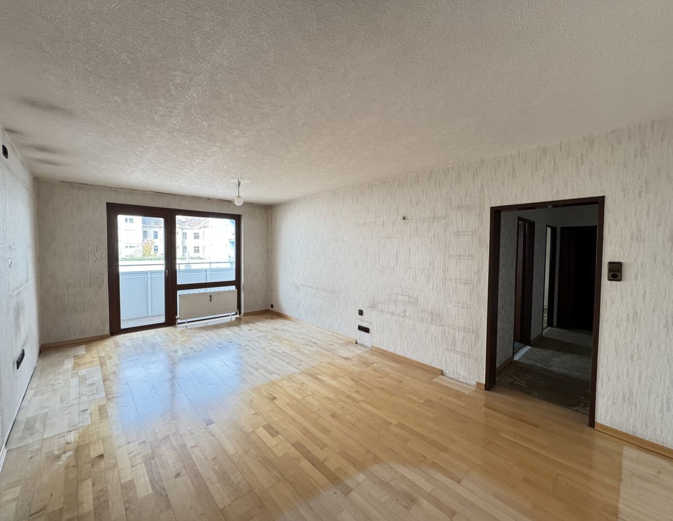 *Sanierungsbedürftiger Familien- oder Pärchenhit in absoluter Ruhelage mit Loggia bei U6 Dresdner Straße* Ab sofort verfügbar*