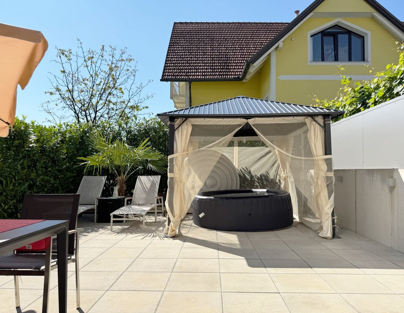 Geniale und attraktive Erdgeschosswohnung samt Tiefgarage und weiterem Stellplatz