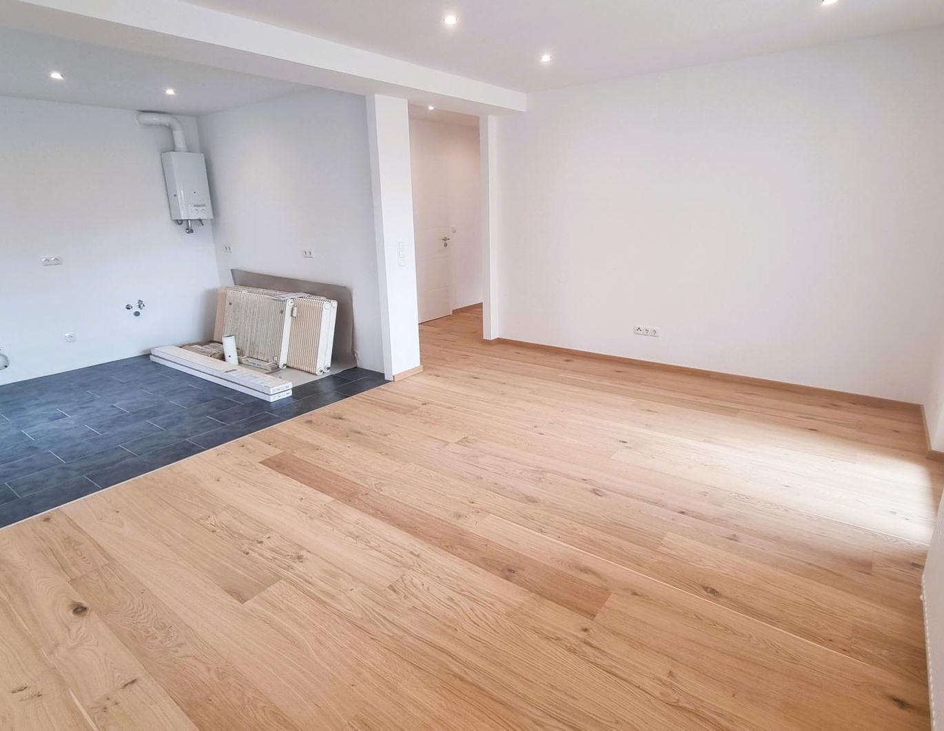 Provisionsfrei für den Käufer! Kernsanierte, helle Dreizimmerwohnung mit großer Loggia und großem Keller!