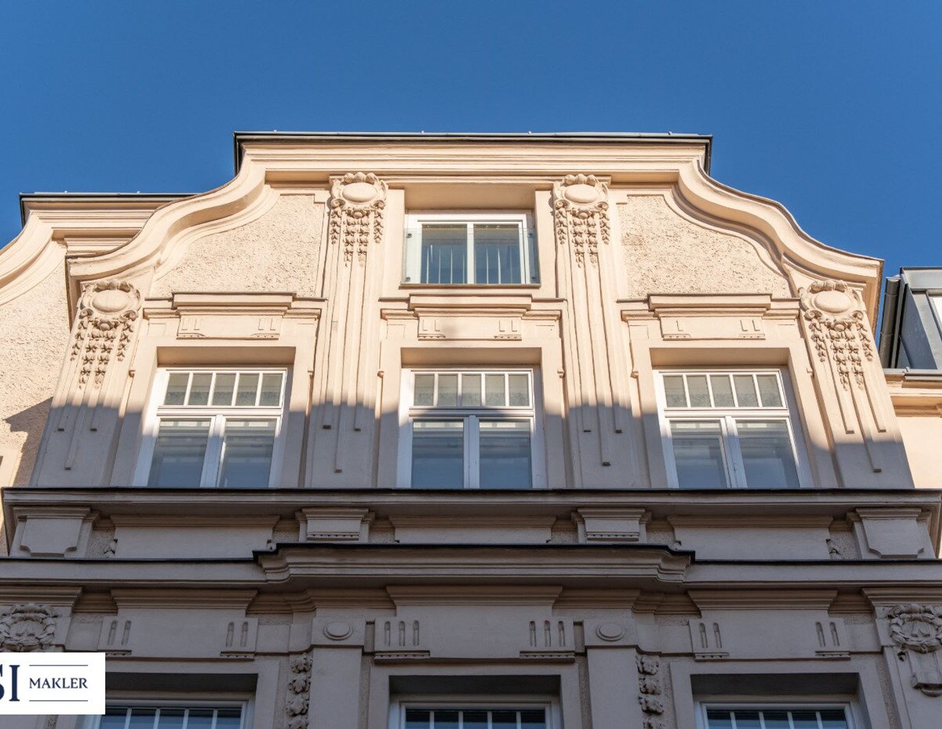 Elegante Altbauwohnung mit 4 Zimmern und Balkon in Hofruhelage