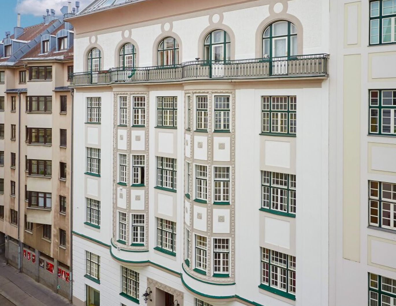 Großzügige 2 Zimmer Wohnung im Stilaltbau - neu saniert