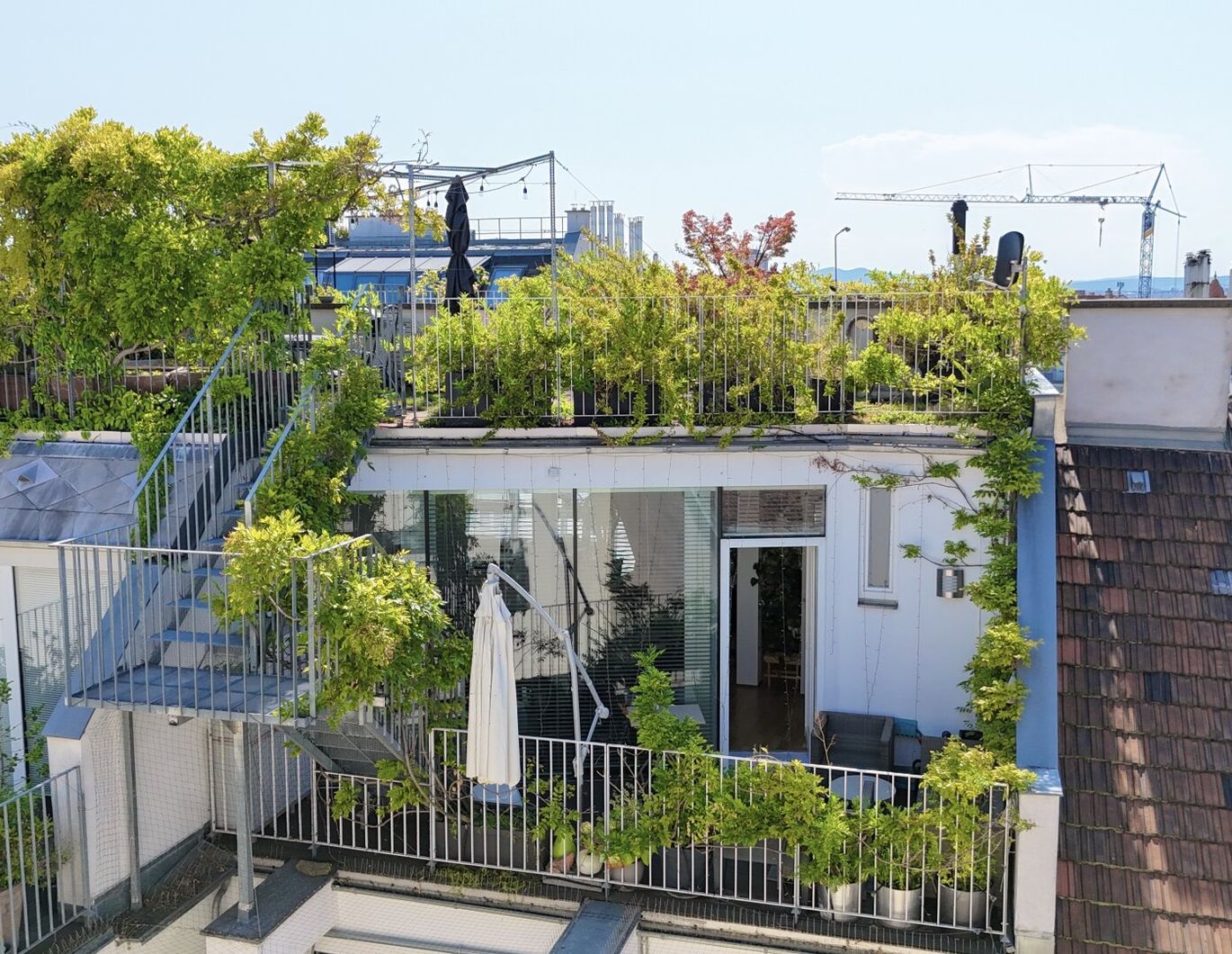 Grüner Dachgarten mit Blick über Wien I exklusive DG - Wohnung I Großzügige Fensterflächen mit Rollläden I Klimaanlage