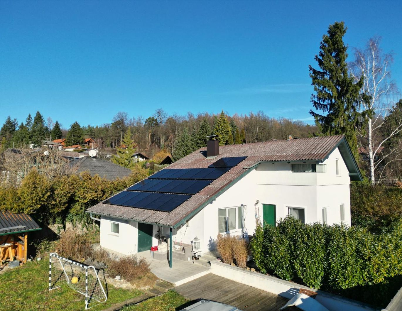 SCHÖNES FAMILIENHAUS IN SONNIGER LAGE MIT POOL UND GARAGE