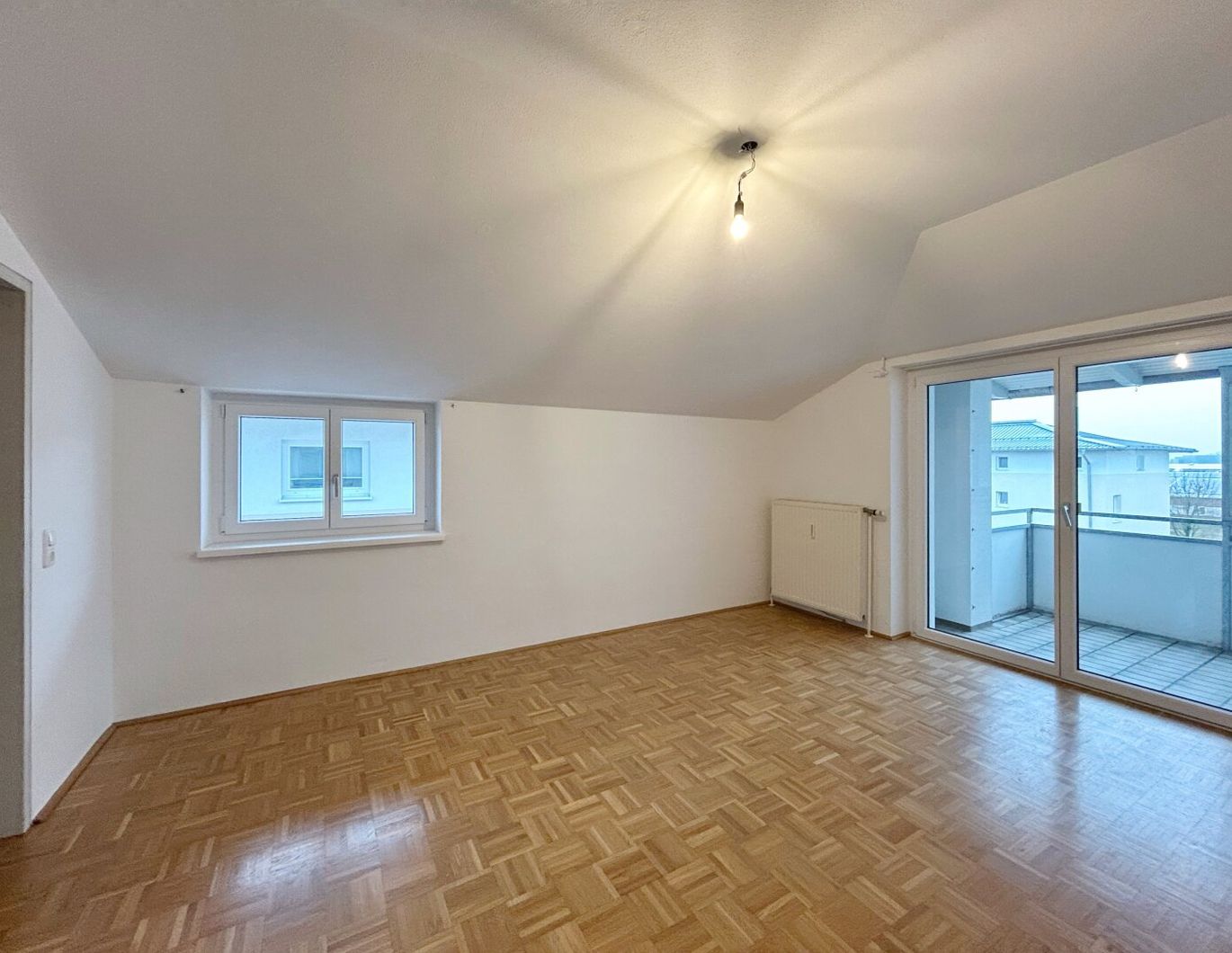 PREISWERT UND GEMÜTLICH - 3 ZIMMER WOHNUNG MIT LOGGIA UND TIEFGARAGE