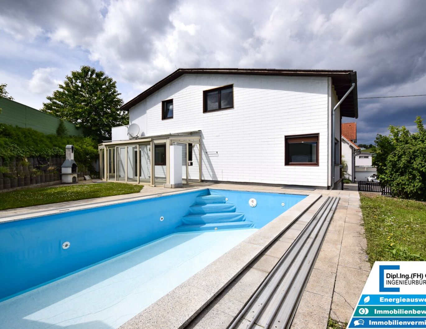 Großzügiges Zweifamilienhaus mit Pool & Garagen - Ideal für zwei Generationen