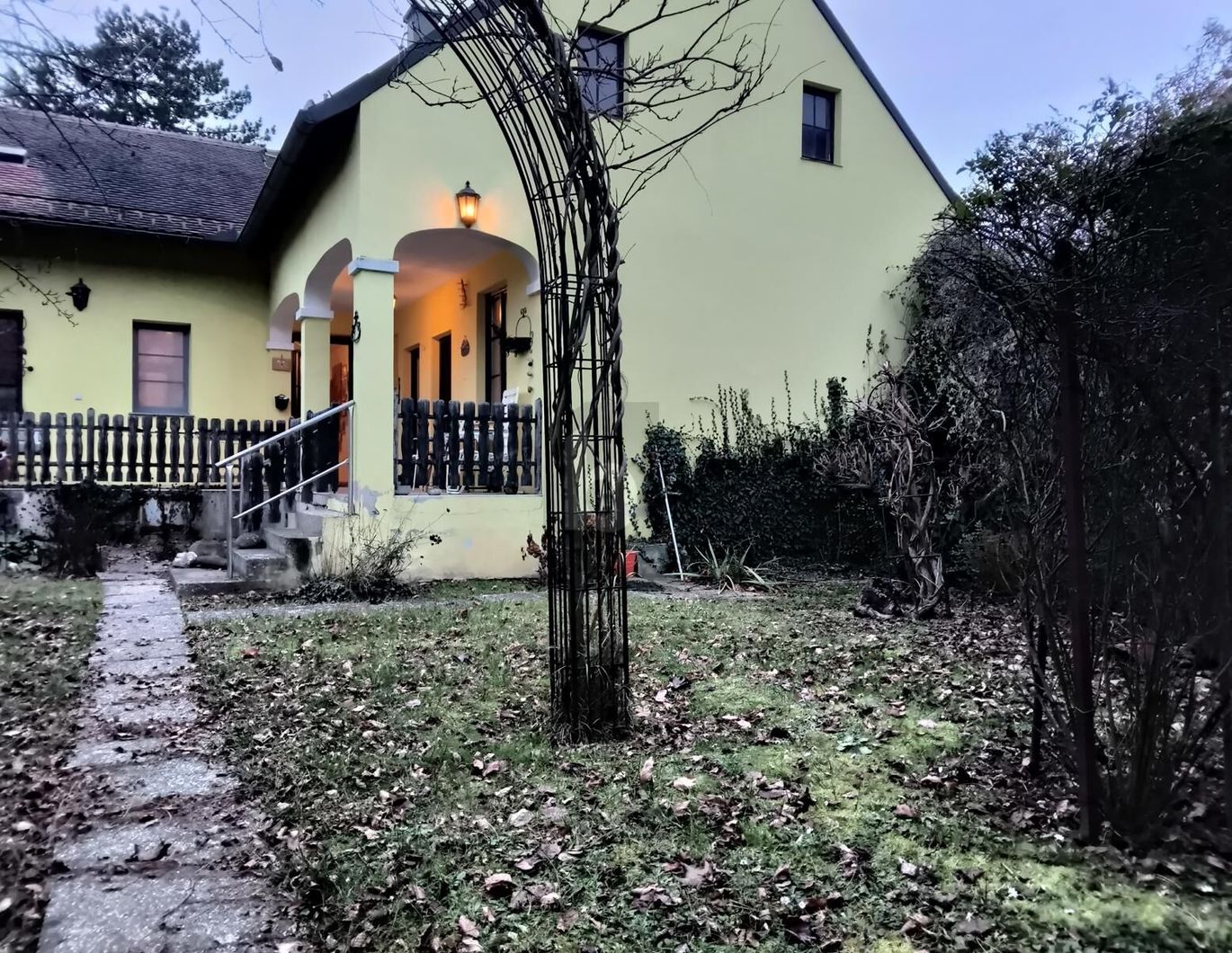 CHARMANTES EINFAMILIENHAUS MIT NEBENGEBÄUDEN, GARAGE & GARTEN IN GUT GEPFLEGTEM ZUSTAND