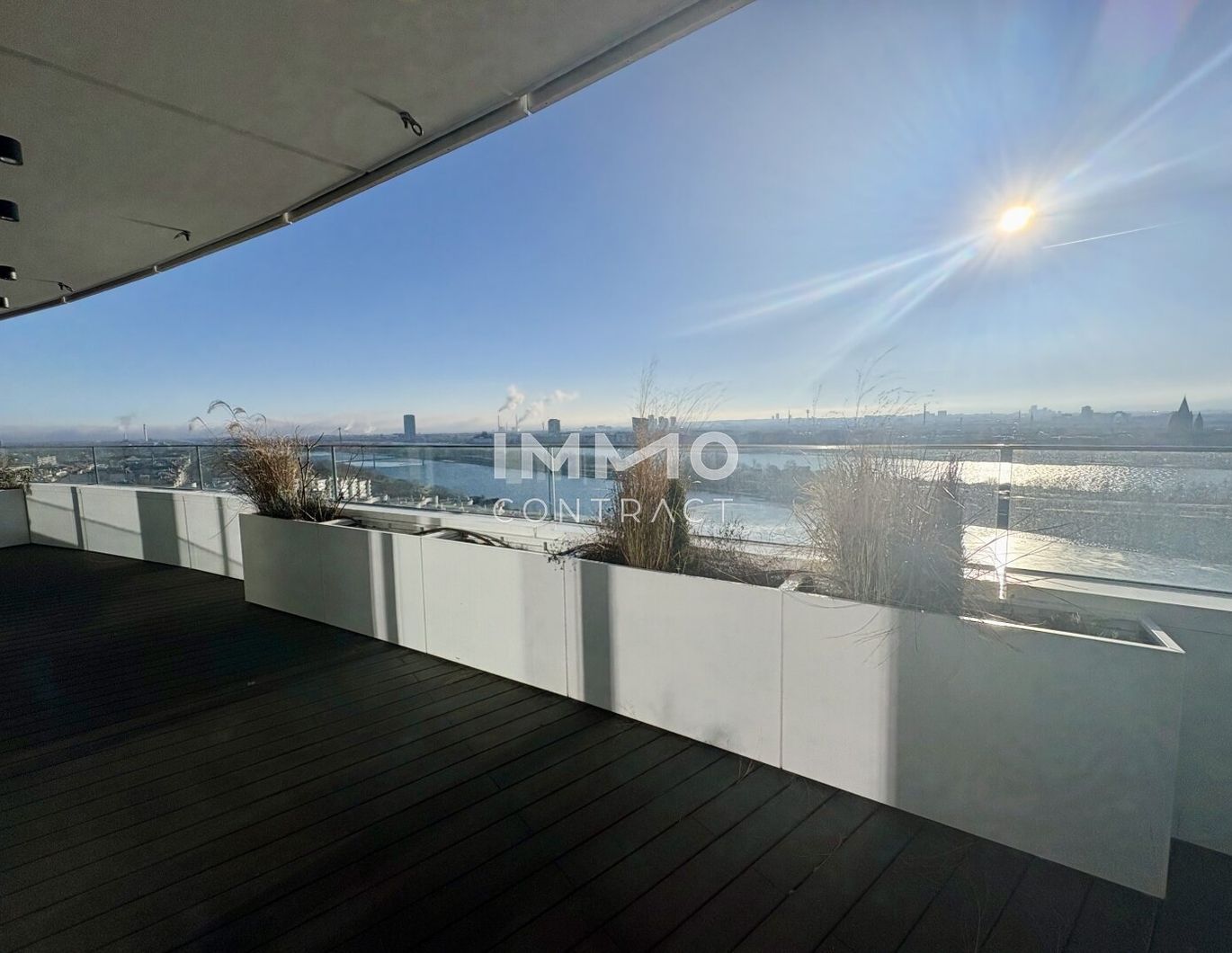 Außergewöhnlicher Balkon, Sonne fast den ganzen Tag, Ausblick wohin das Auge reicht: Neubau Erstbezug DANUBEFLATS