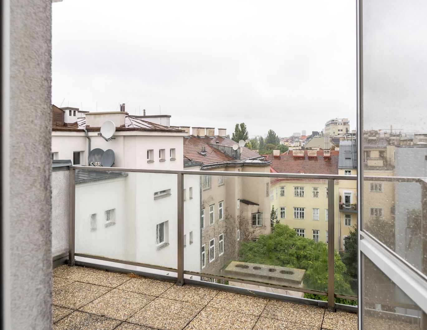 Zentral begehbare DG-Maisonette-Wohnung mit Freifläche auf Wohnebene und Dachterrasse