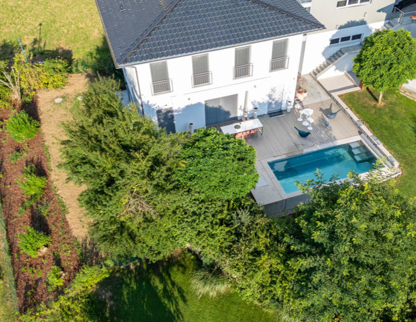 Ihr lichtdurchfluteter Wohntraum mit Edelstahlpool, Doppelgarage & energieeffizientem Heizsystem!