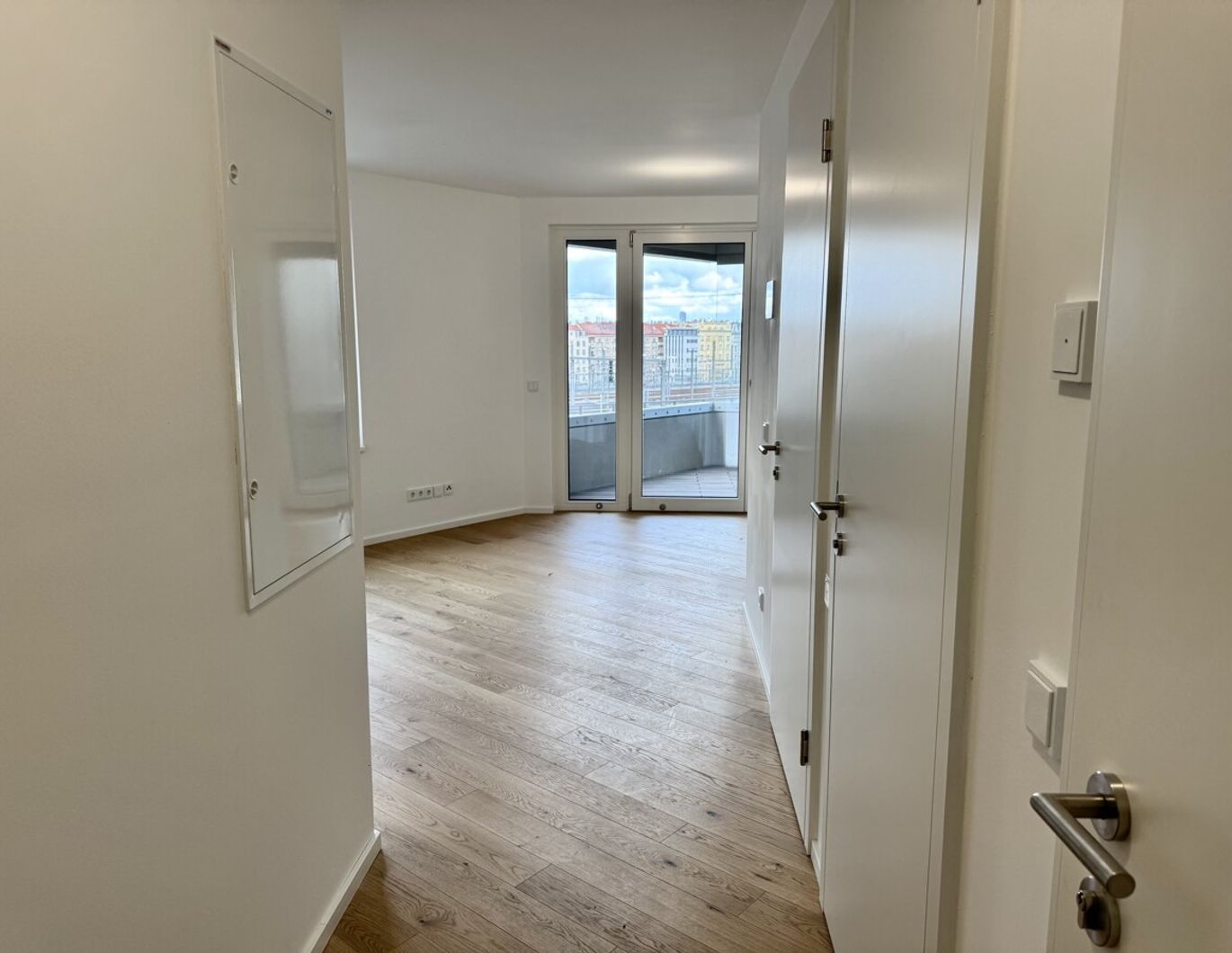 Provisionsfrei: 5. Stock direkt am Hauptbahnhof mit mega Grundriss